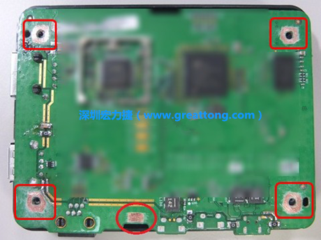 手動(dòng)去綠漆。使用傳統(tǒng)的刀片去除綠漆后的效果。