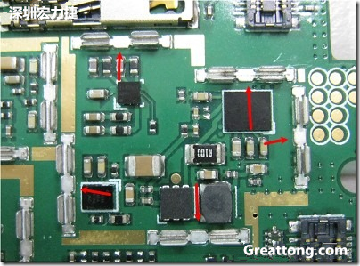 圖中顯示一塊電路板使用這種屏蔽夾(shielding clip)的實例?；旧衔覀冊趶澖堑牡胤蕉荚O(shè)計擺放了一個屏蔽夾，這樣可以讓作業(yè)員比較方便安裝屏蔽罩(shielding can)時的對位準確。然后在其他沒有屏蔽夾的地方也設(shè)計了一些接地的布線，一來可以稍微提升屏蔽罩的電磁隔絕能力，另一方面也可以為屏蔽夾無效時，馬上可以更改為屏蔽框，而無需要重新設(shè)計電路板。