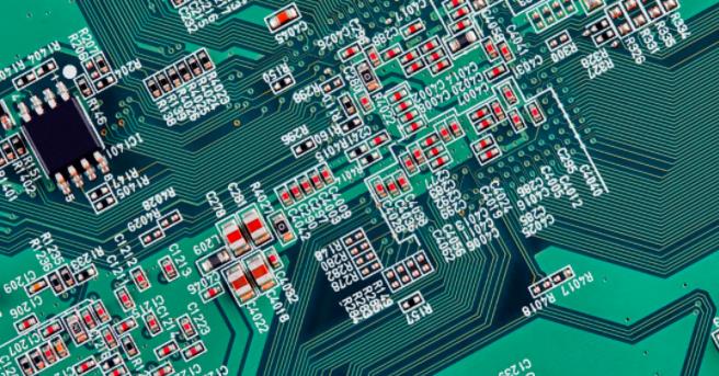 你能在這個復(fù)雜的PCB中找到垂直布線嗎？反正我不能